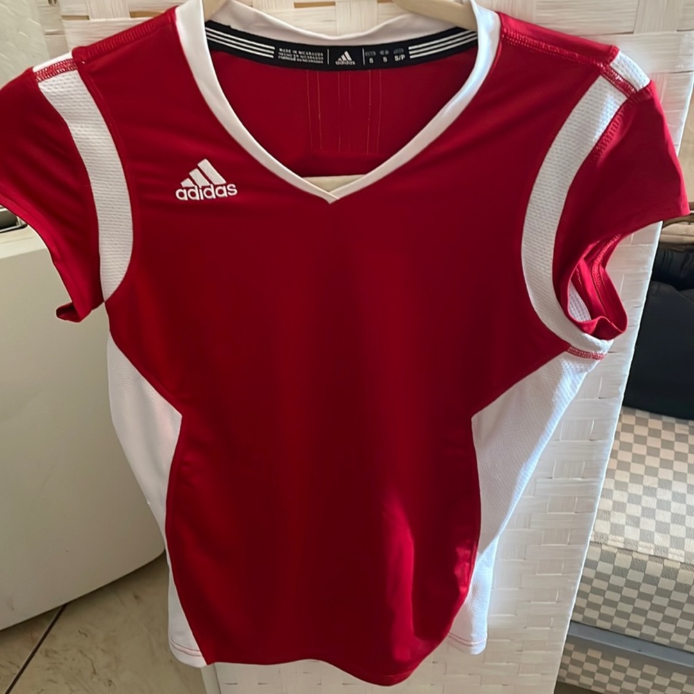 Adidas work out top! Wore once! Get ready for summer! ☀️😉